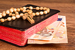 Bibel und Geldscheine