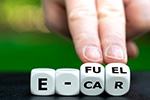 E-Fuel auf Holzwuerfel