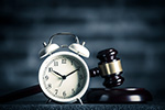 Uhr und Richterhammer