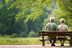 Rentner auf Parkbank