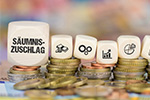 Würfel mit Aufschrift Säumniszuschlag