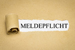Aufgerissenes Papier mit Aufschrift Meldepflicht