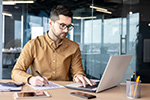 Mann mit Laptop