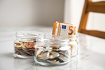 Geld in Gläsern